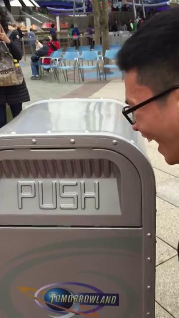 「迪士尼的垃圾桶」被路人給「惹哭」了！台男在迪士尼巧遇「可愛垃圾桶」，沒想到過程爆笑滿點！