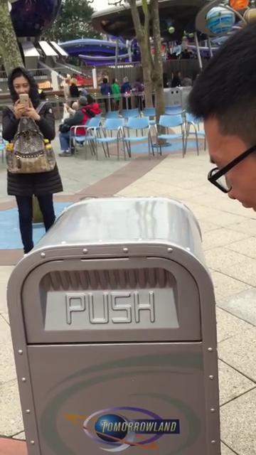 「迪士尼的垃圾桶」被路人給「惹哭」了！台男在迪士尼巧遇「可愛垃圾桶」，沒想到過程爆笑滿點！