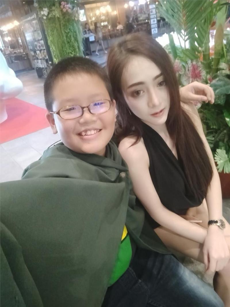 小學生「爽摟大12歲女友」炫富！「送4萬iPhone X」證明愛情...女方身分曝光網友看傻！