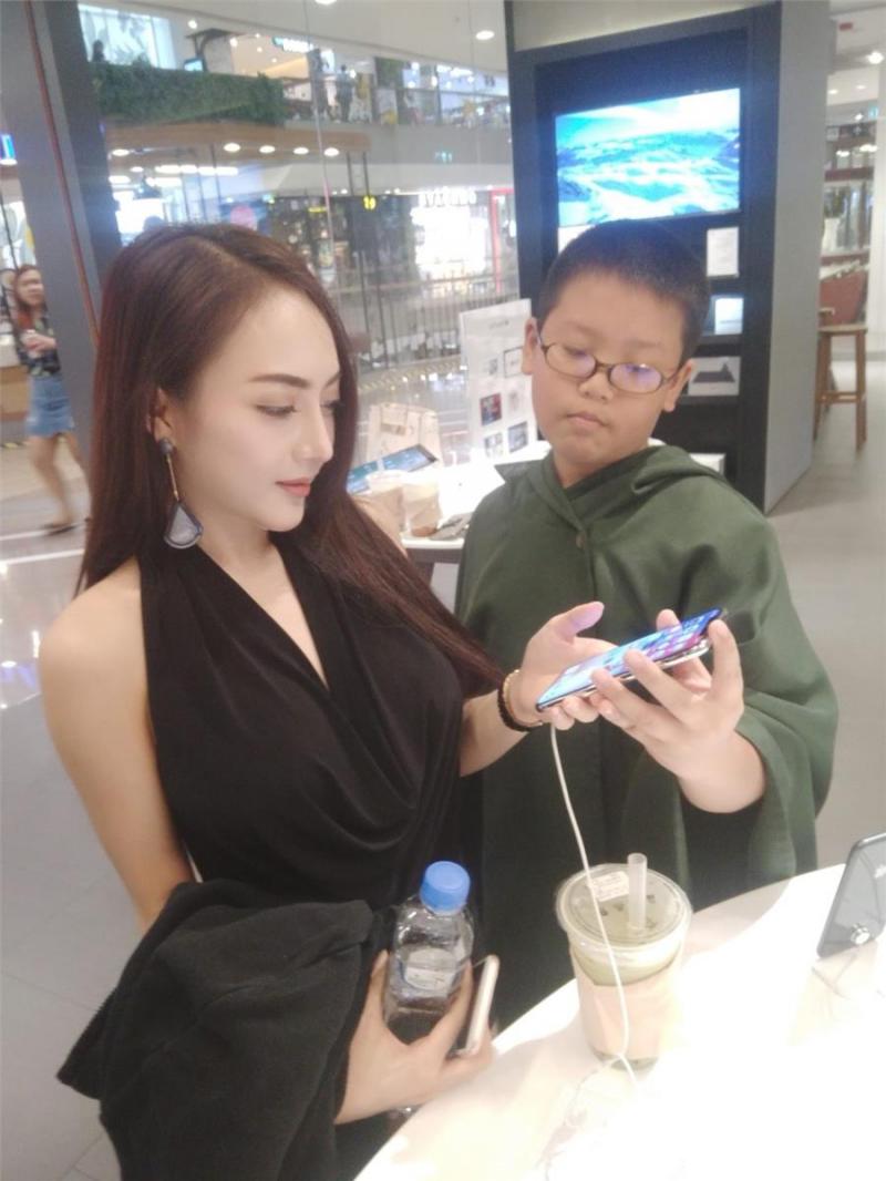 小學生「爽摟大12歲女友」炫富！「送4萬iPhone X」證明愛情...女方身分曝光網友看傻！