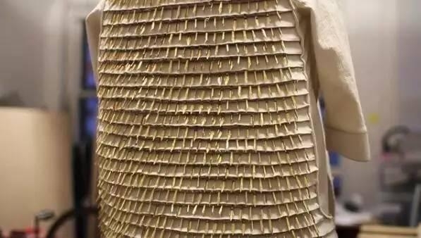 7款設計師「失戀過1000次」才能做出的「分手婚紗」！第2震動棒棒婚紗！第3用100%陌生人的毛做成的黑天鵝禮服...