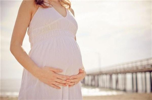 孕婦進產房前偷偷塞紙條給醫生，看了上面的內容後讓人心酸不已！