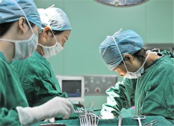 孕婦進產房前偷偷塞紙條給醫生，看了上面的內容後讓人心酸不已！