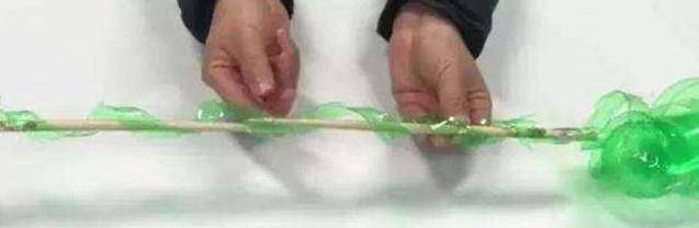礦泉水瓶不要扔了，剪幾刀套在衣架上，解決了家家戶戶的大難題！