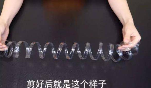 礦泉水瓶不要扔了，剪幾刀套在衣架上，解決了家家戶戶的大難題！