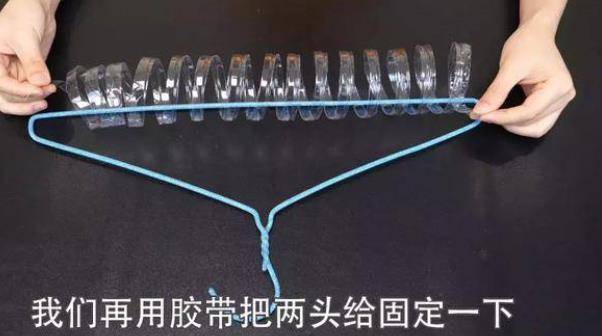 礦泉水瓶不要扔了，剪幾刀套在衣架上，解決了家家戶戶的大難題！