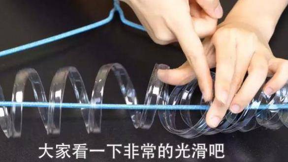 礦泉水瓶不要扔了，剪幾刀套在衣架上，解決了家家戶戶的大難題！