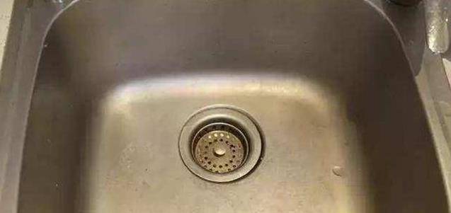 礦泉水瓶不要扔了，剪幾刀套在衣架上，解決了家家戶戶的大難題！