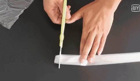 食物吃完「塑膠袋」別急著扔了！她剪一刀塞進「浴室排水孔」後... 尤其女孩子一定要學！