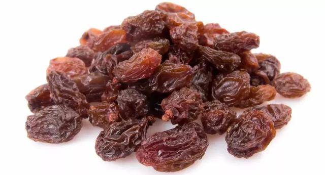 葡萄乾上的白霜是農藥殘留？吃了會燒壞腸胃？為了家人健康都看看