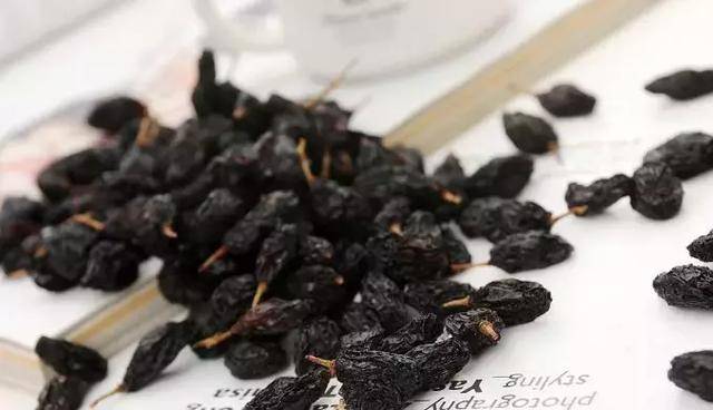 葡萄乾上的白霜是農藥殘留？吃了會燒壞腸胃？為了家人健康都看看