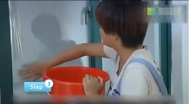 窗戶玻璃非常髒，清潔阿姨教你一招，1年不擦玻璃都能幹凈透亮