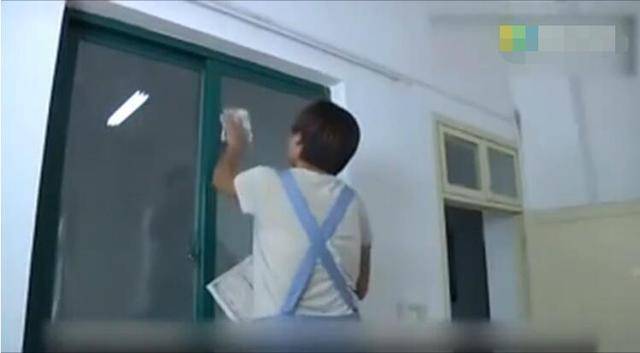 窗戶玻璃非常髒，清潔阿姨教你一招，1年不擦玻璃都能幹凈透亮