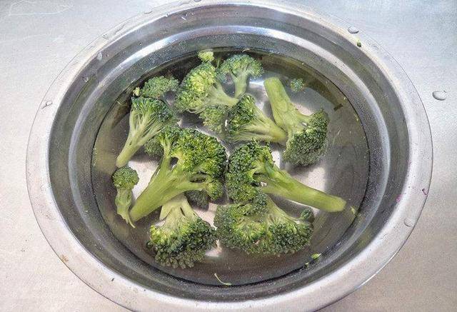 西蘭花只用清水洗不幹凈，教你一招，泥土蟲卵統統跑出來 住家女人都看看吧