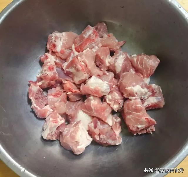 教你一招，排骨不用水焯也能洗的很乾凈，血水髒東西都跑出來了