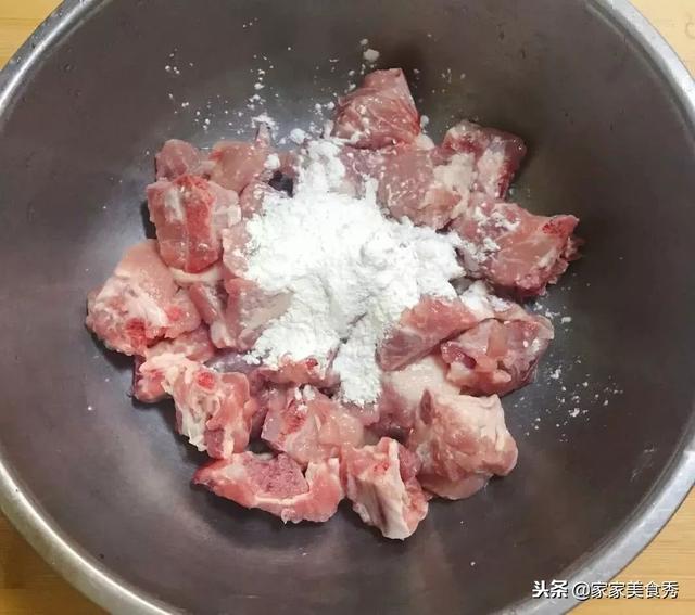 教你一招，排骨不用水焯也能洗的很乾凈，血水髒東西都跑出來了