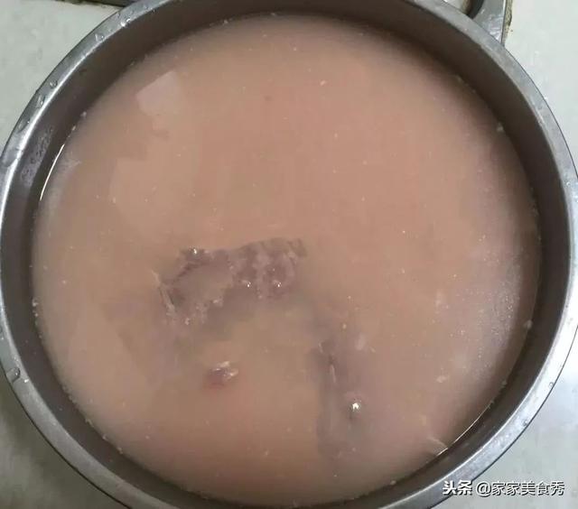 教你一招，排骨不用水焯也能洗的很乾凈，血水髒東西都跑出來了