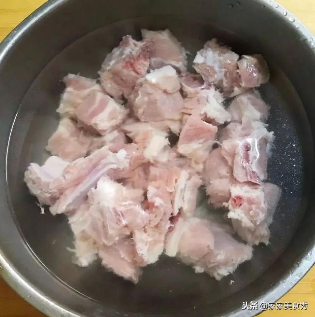教你一招，排骨不用水焯也能洗的很乾凈，血水髒東西都跑出來了