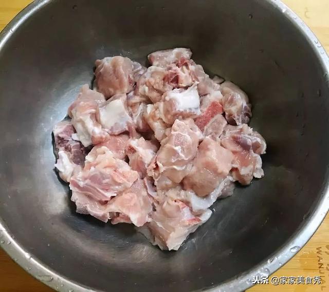 教你一招，排骨不用水焯也能洗的很乾凈，血水髒東西都跑出來了