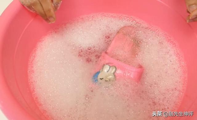 拖鞋穿久了發黑變黃難清理，只需1個小方法，舊鞋立馬變新鞋