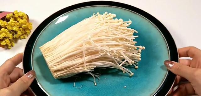 金針菇的根不要扔了，放在家裡還能長，不用每次花錢出去買