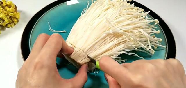 金針菇的根不要扔了，放在家裡還能長，不用每次花錢出去買