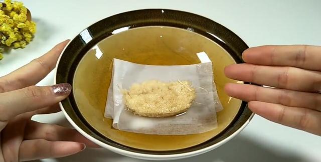 金針菇的根不要扔了，放在家裡還能長，不用每次花錢出去買
