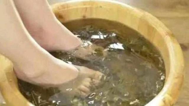體內濕氣重怎麼辦？堅持在泡腳水裡加上4種料，有利於祛除濕氣