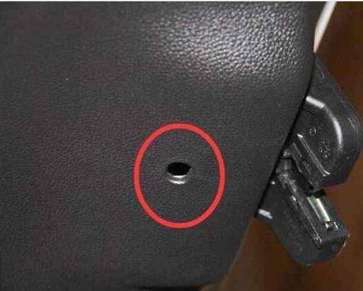 不要再費力砸玻璃了！汽車上一個小孔，很多司機都不知道，瞭解可以救命