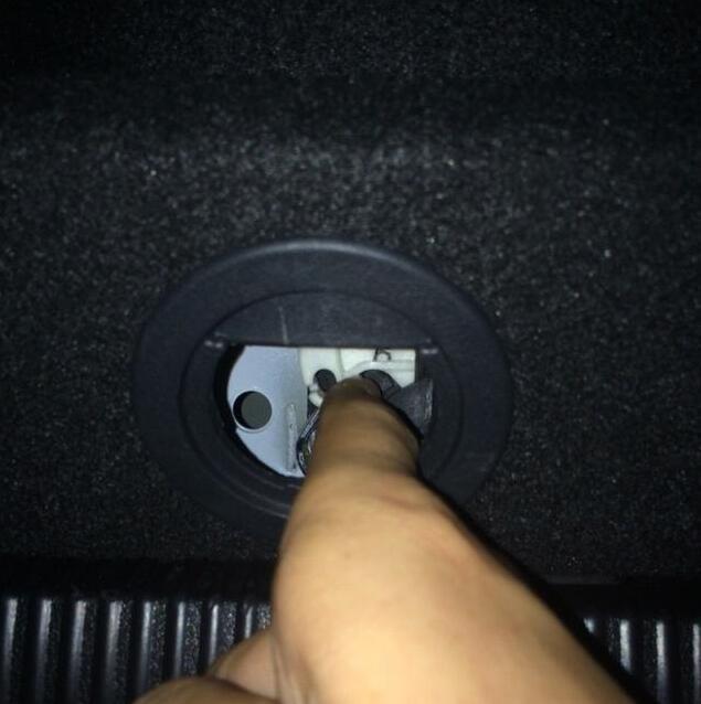 不要再費力砸玻璃了！汽車上一個小孔，很多司機都不知道，瞭解可以救命