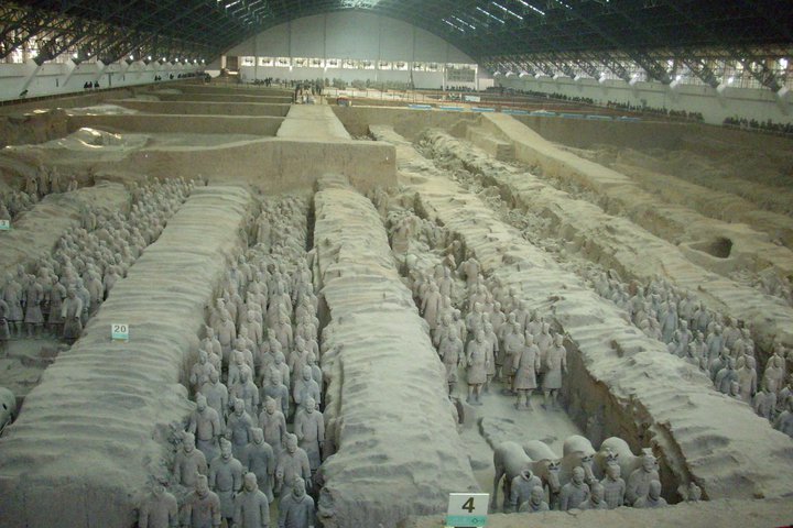 「享受秦始皇待遇還是容易鬧鬼？」 入住兵馬俑酒店嚇到睡不著！ -