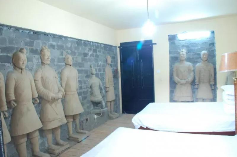 「享受秦始皇待遇還是容易鬧鬼？」 入住兵馬俑酒店嚇到睡不著！ -
