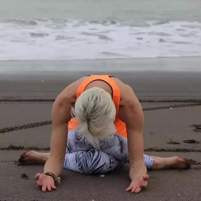 睡前這樣趴10分鐘，等於跑步1小時，肚子平了、腰細了