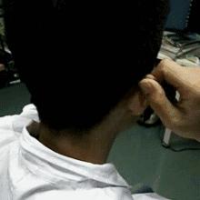  用兩個手指夾住耳朵揉15下，奇跡發生了！