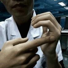  用兩個手指夾住耳朵揉15下，奇跡發生了！
