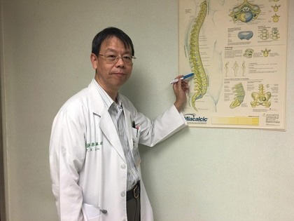  婦人突然「癱瘓」排尿也困難，切開脊椎發現「一大堆蟲」嚇壞醫生！