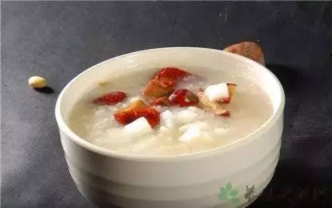 蘋果生吃就白吃了！蘋果煮熟吃，一個月後身體會有可喜的變化，還能有效排出腸胃毒素 