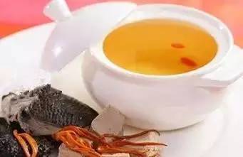 蘋果生吃就白吃了！蘋果煮熟吃，一個月後身體會有可喜的變化，還能有效排出腸胃毒素 