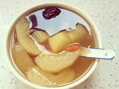 蘋果生吃就白吃了！蘋果煮熟吃，一個月後身體會有可喜的變化，還能有效排出腸胃毒素 