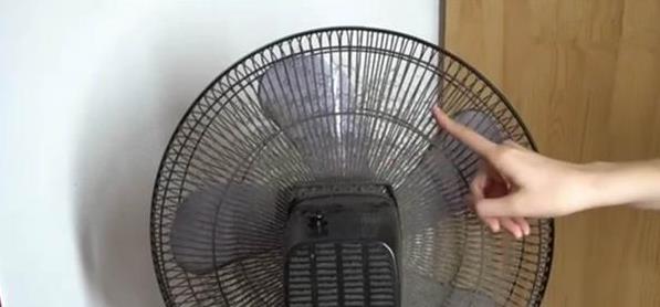 清洗風扇不用拆 「只需一招」把灰塵都擦乾淨！鄰居看了紛紛效仿 
