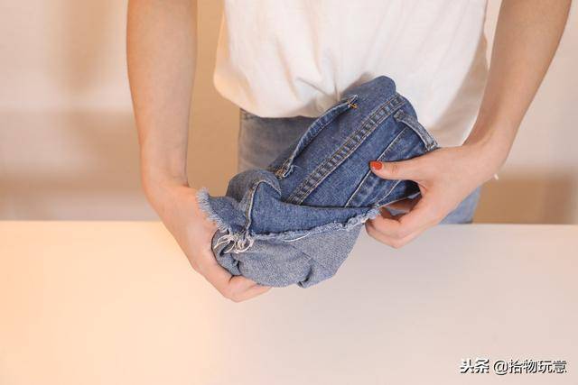 家裡衣服多的沒地方放？30年保姆阿姨教你1招，再多衣服也不怕