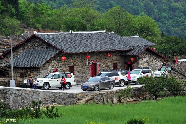 我爸媽快六十了，還在工地上工作，我給點錢給他們就成扶弟魔了