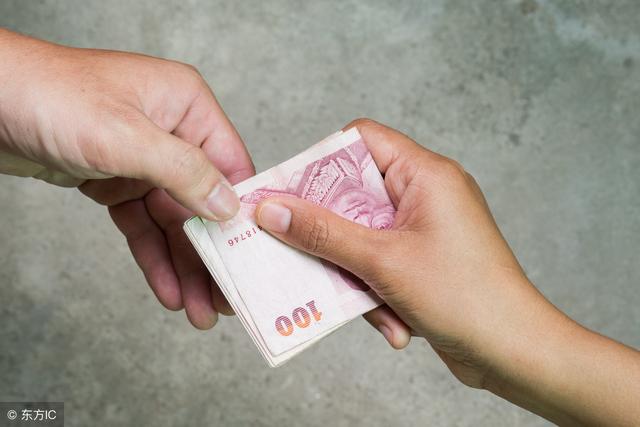 我爸媽快六十了，還在工地上工作，我給點錢給他們就成扶弟魔了