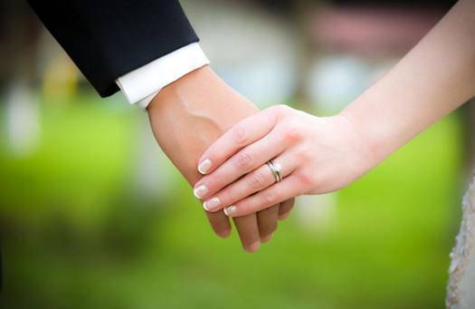 老婆翻船落水，老公卻救他人，事後老婆要離婚，老公指指袖口，她樂了！