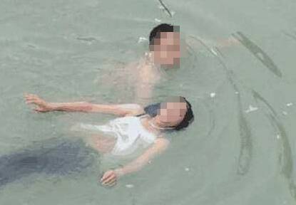 老婆翻船落水，老公卻救他人，事後老婆要離婚，老公指指袖口，她樂了！