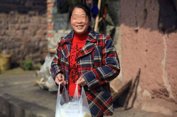 老婆翻船落水，老公卻救他人，事後老婆要離婚，老公指指袖口，她樂了！