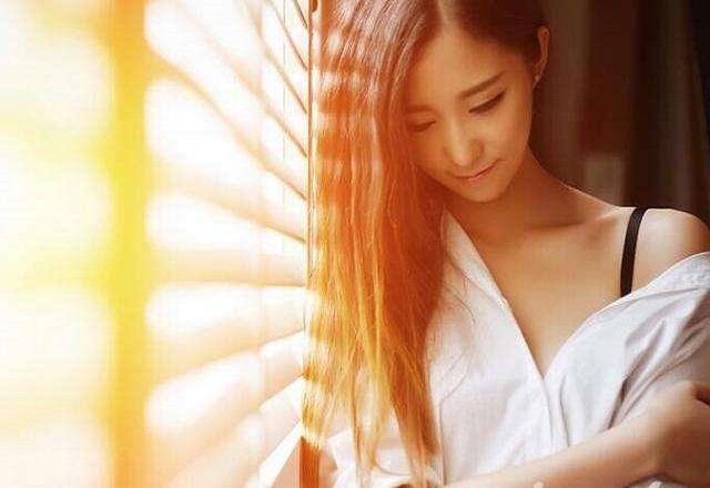 我娶雙胞胎姐姐，新婚夜親吻老婆看到耳朵上一顆痣，我嚇得滾下床