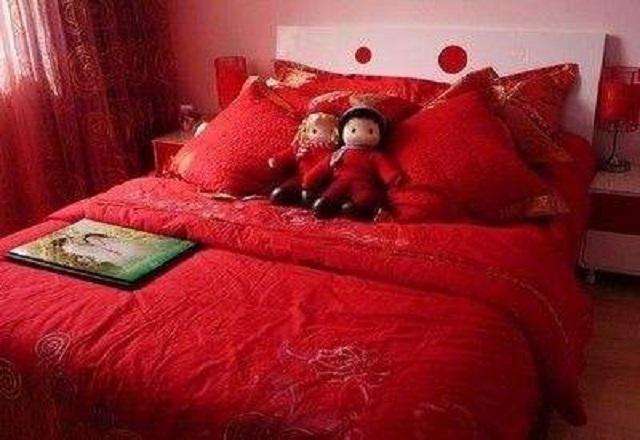 我娶雙胞胎姐姐，新婚夜親吻老婆看到耳朵上一顆痣，我嚇得滾下床
