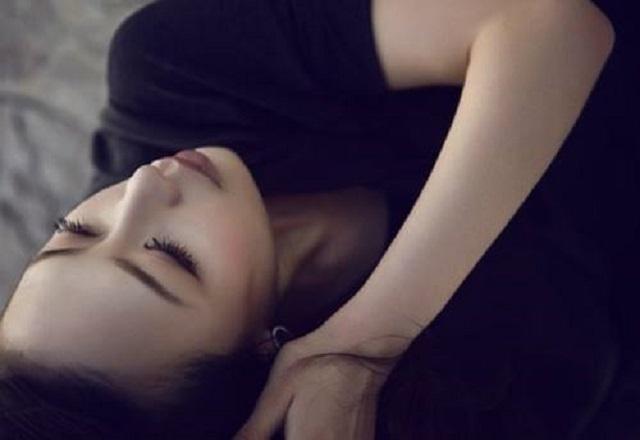 我娶雙胞胎姐姐，新婚夜親吻老婆看到耳朵上一顆痣，我嚇得滾下床