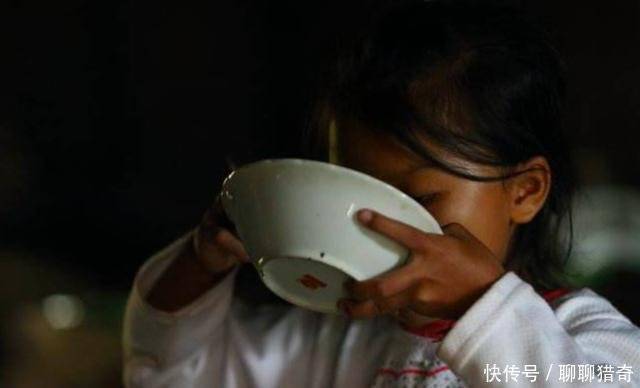 52歲孤寡老人撿個棄嬰，十八年後女孩高考，家門口來了一排警車